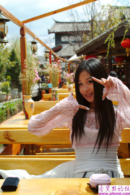 旅游中用手机自拍的漂亮妹妹