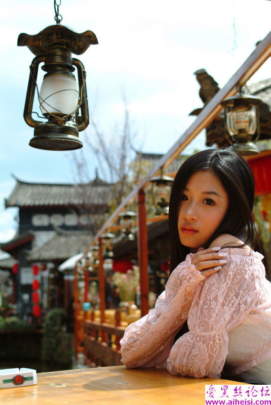 旅游中用手机自拍的漂亮妹妹