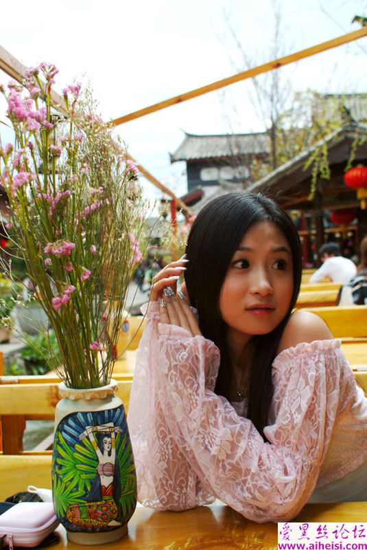 旅游中用手机自拍的漂亮妹妹