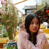 旅游中用手机自拍的漂亮妹妹