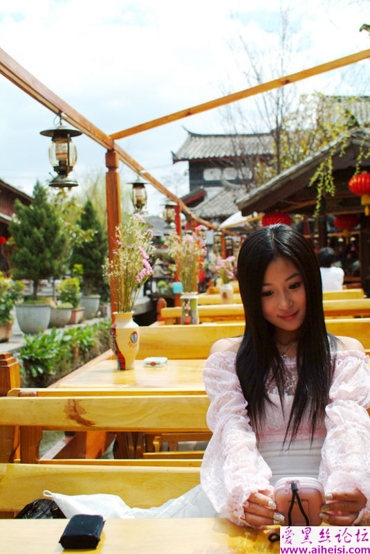 旅游中用手机自拍的漂亮妹妹
