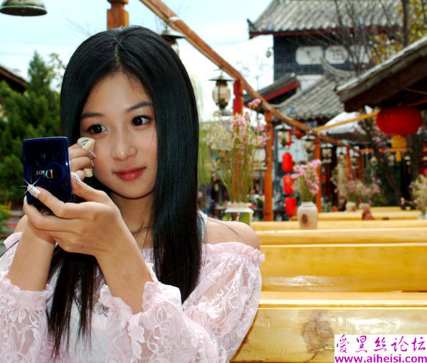 旅游中用手机自拍的漂亮妹妹