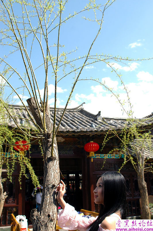 旅游中用手机自拍的漂亮妹妹
