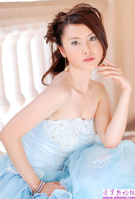 明亮迷人的女装让人看到幸福的彼岸