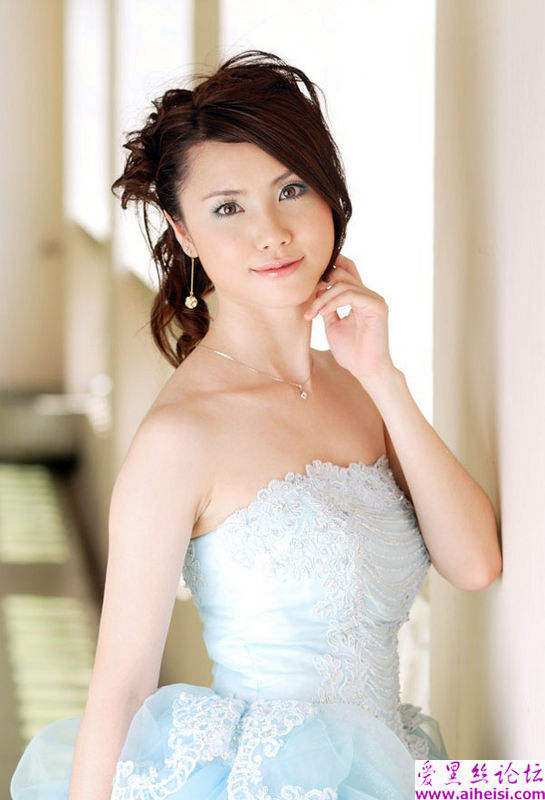 明亮迷人的女装让人看到幸福的彼岸