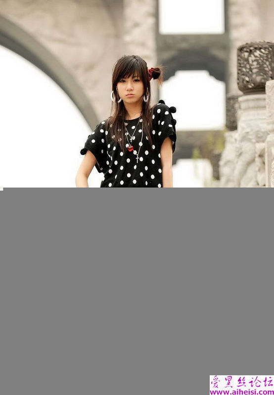 桥上拍下可爱短裙丝袜小妹妹