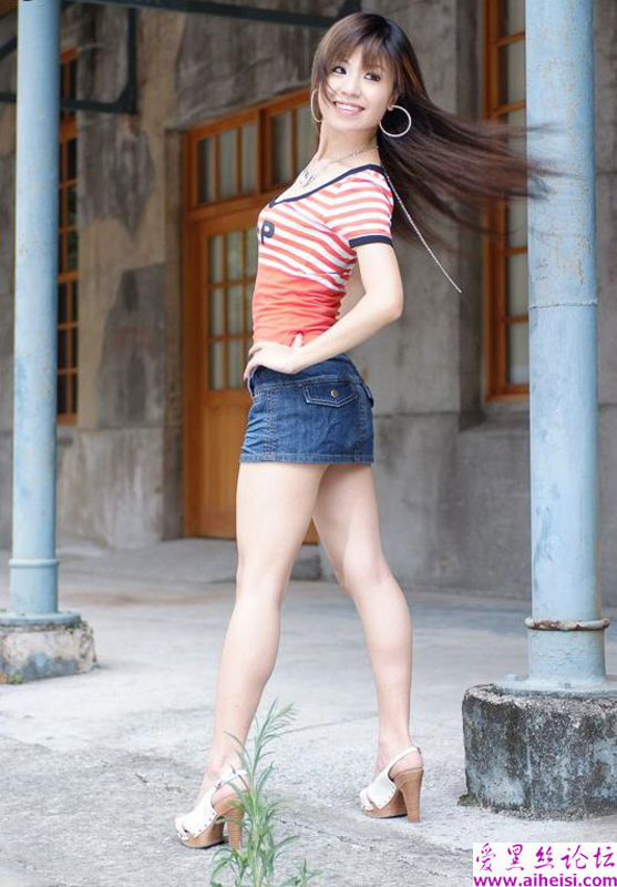 楼梯间一位打伞的自拍美女