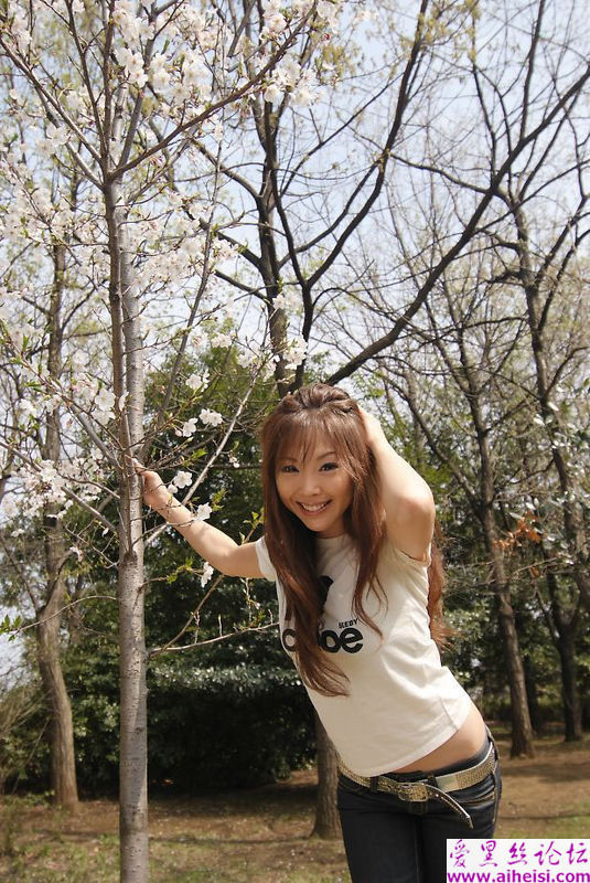 樱花下拍照的美丽姑娘
