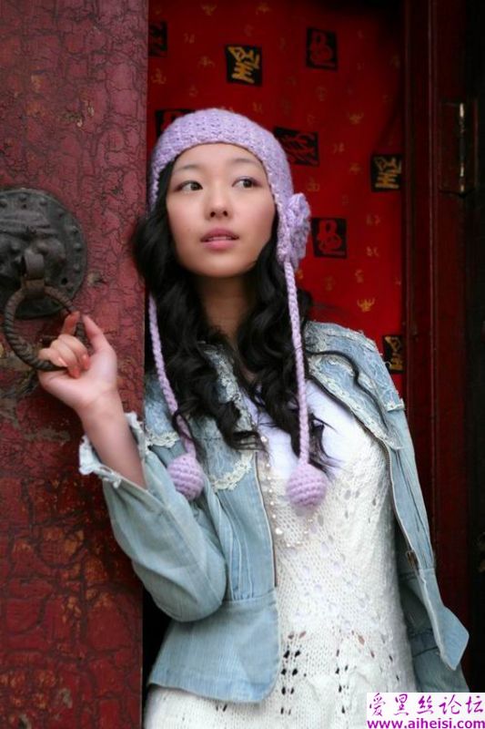 水晶链子后面的单眼皮女生
