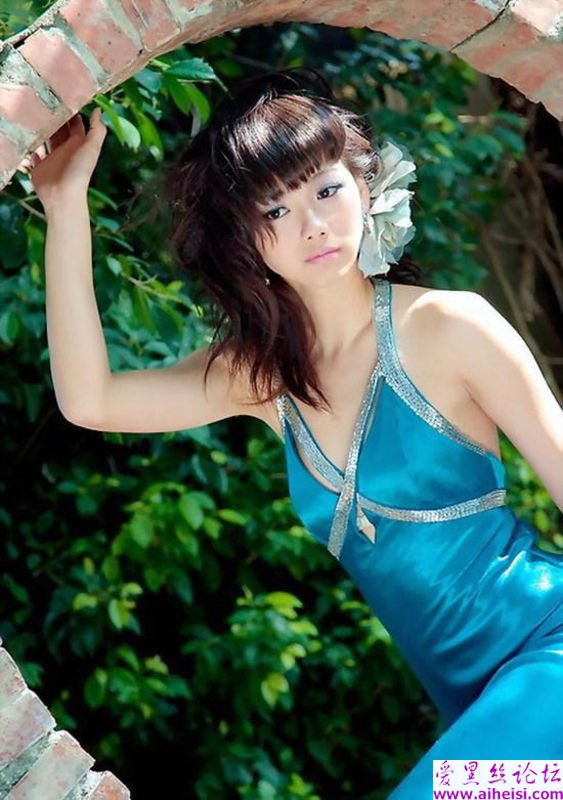 江苏庭院里的妩媚姑娘