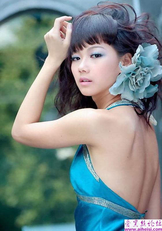 江苏庭院里的妩媚姑娘