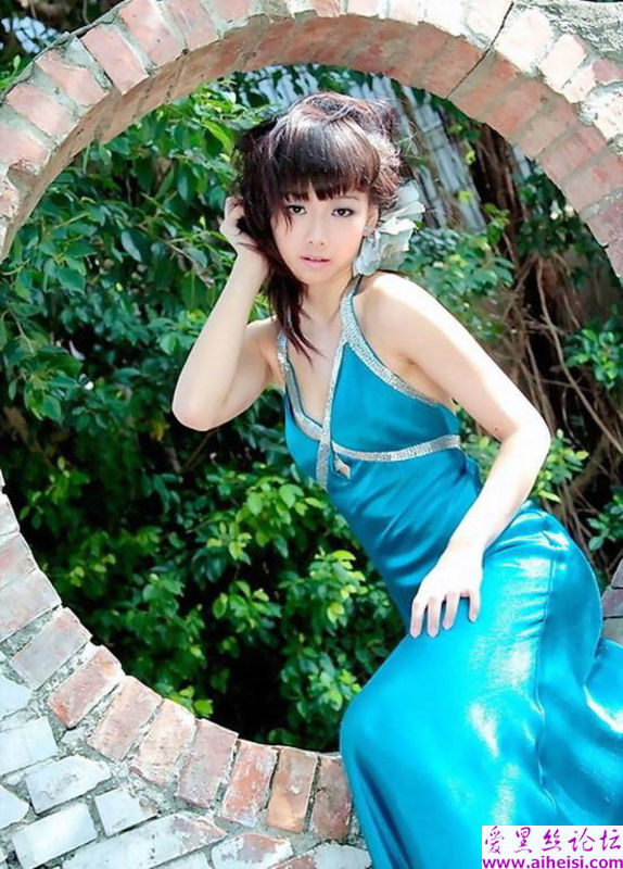 江苏庭院里的妩媚姑娘