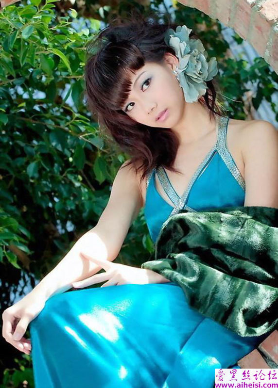 江苏庭院里的妩媚姑娘