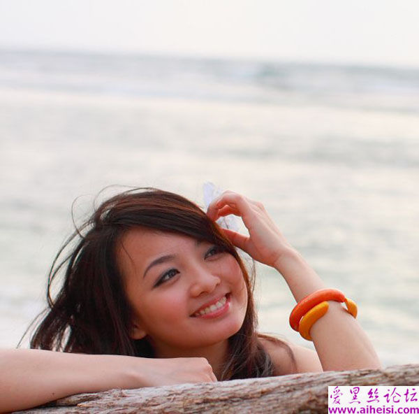 海边嬉戏游玩的快乐天使