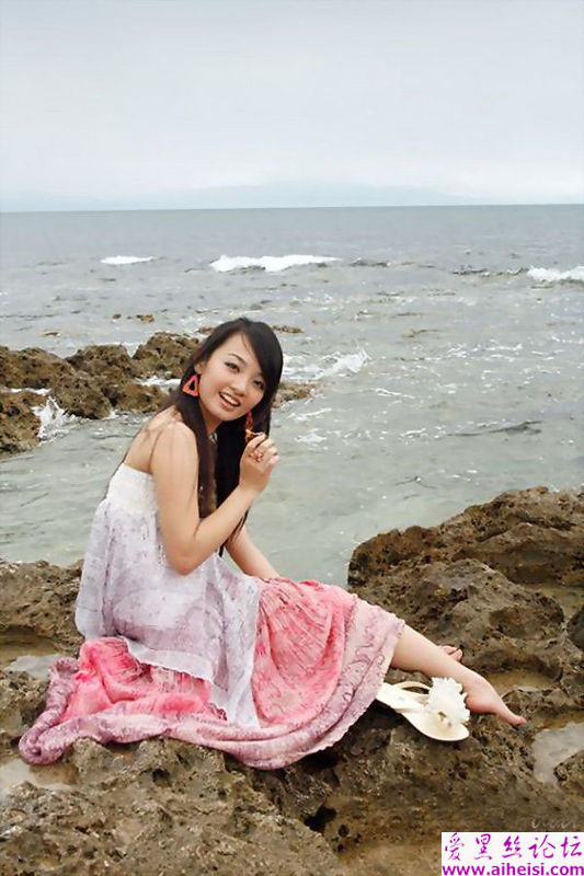 海边嬉戏游玩的快乐天使
