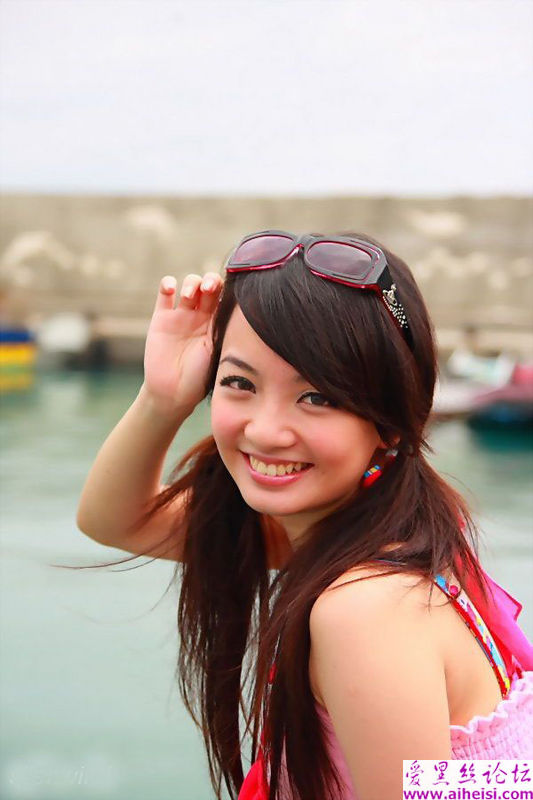 海边嬉戏游玩的快乐天使