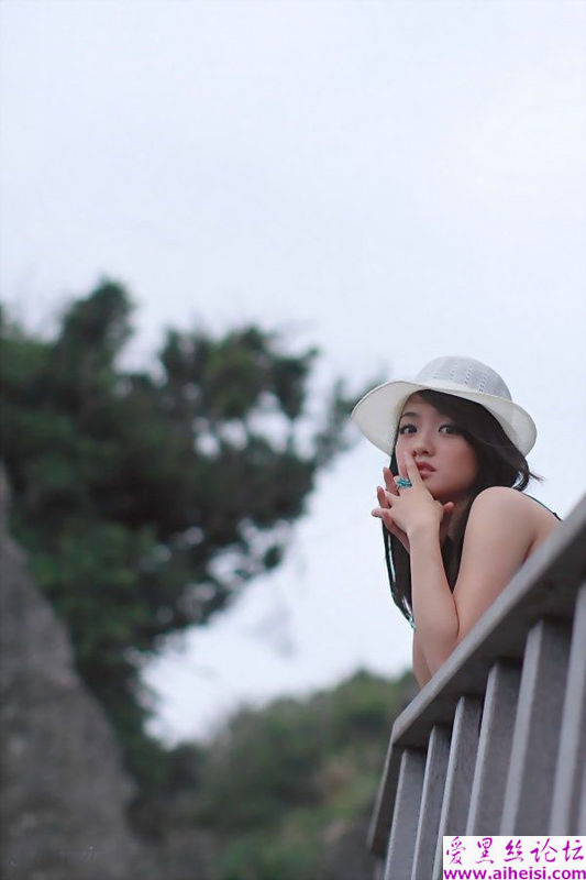 海边嬉戏游玩的快乐天使