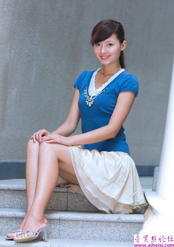 清纯的美女校花自拍
