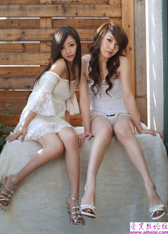 漂亮的双胞胎姐妹写真图