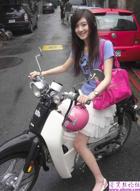 热爱音乐的台湾气质女生最新自拍写真