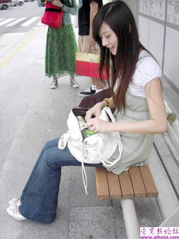 热爱音乐的台湾气质女生最新自拍写真