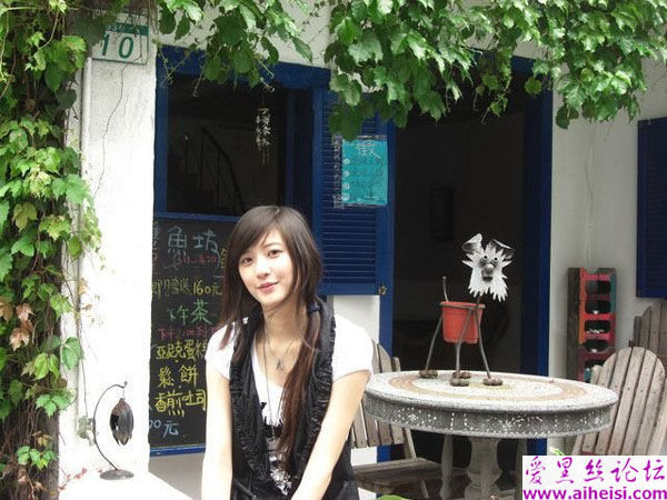 热爱音乐的台湾气质女生最新自拍写真