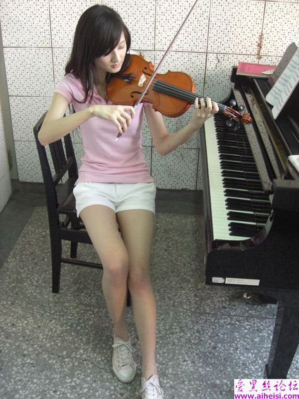 热爱音乐的台湾气质女生最新自拍写真