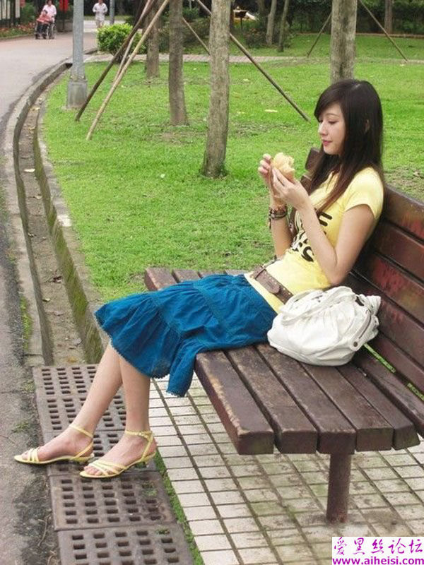 热爱音乐的台湾气质女生最新自拍写真