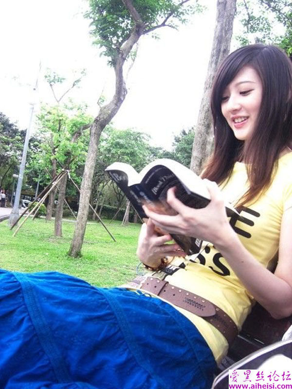 热爱音乐的台湾气质女生最新自拍写真