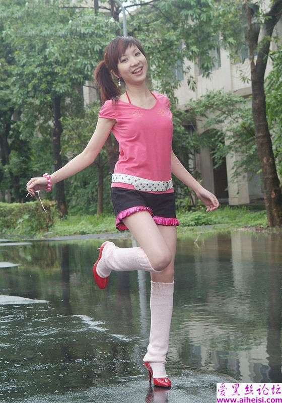 爱吐舌头的可爱女生图片