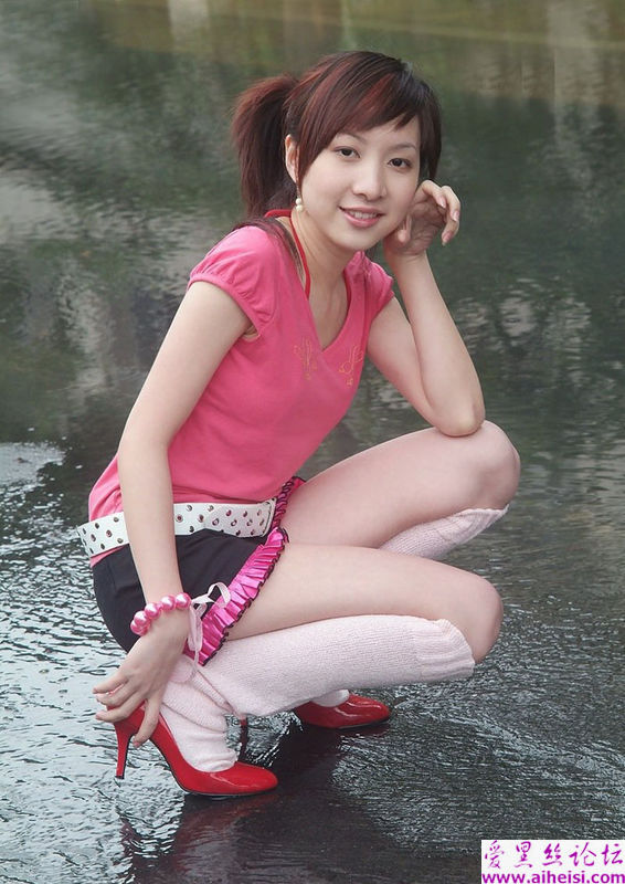 爱吐舌头的可爱女生图片