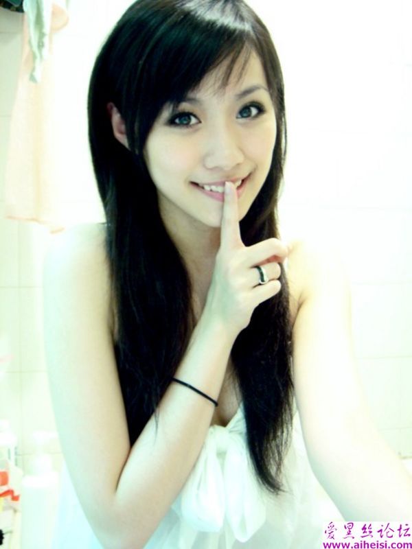 甜美妹低胸自拍