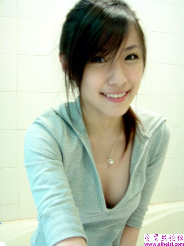 甜美妹低胸自拍