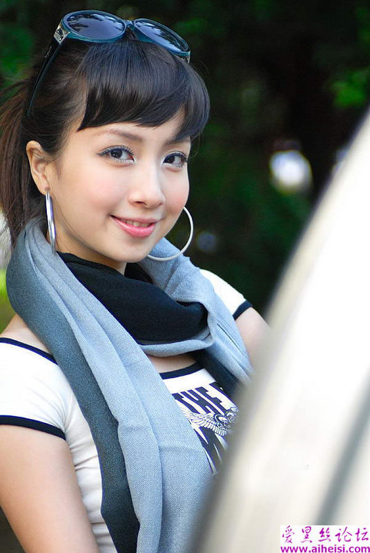 生活中一位大方自信的女孩儿