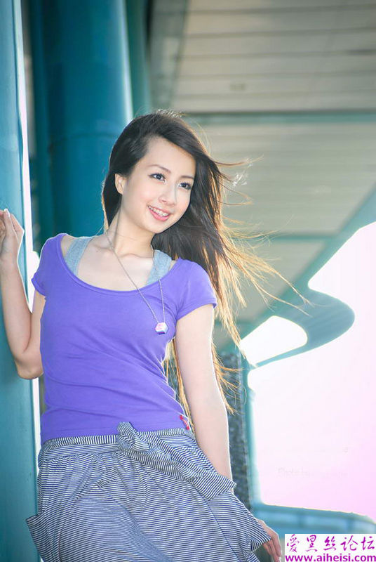 生活中一位大方自信的女孩儿