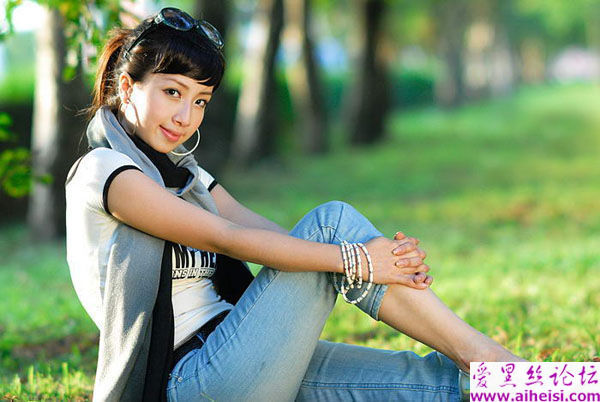 生活中一位大方自信的女孩儿