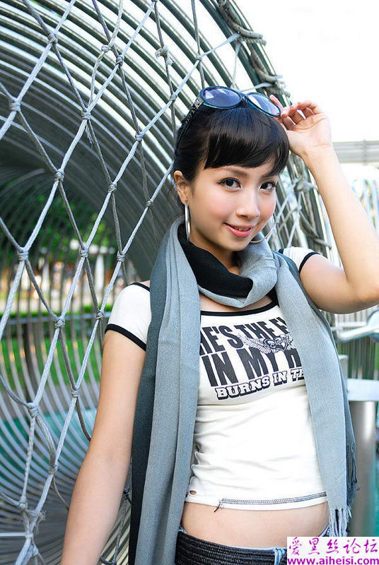 生活中一位大方自信的女孩儿