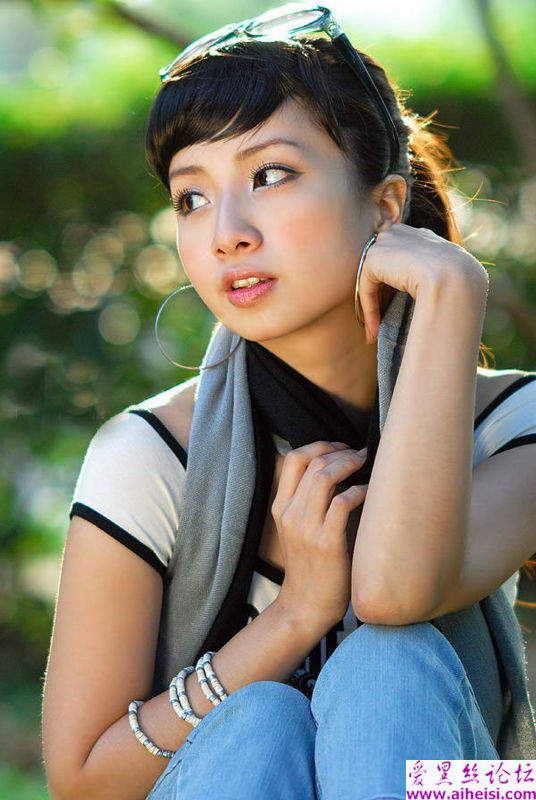 生活中一位大方自信的女孩儿