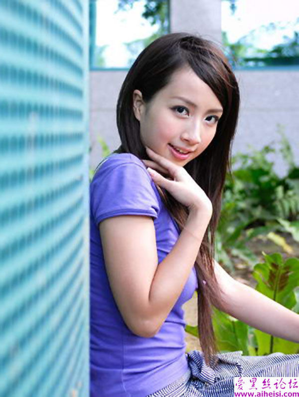 生活中一位大方自信的女孩儿