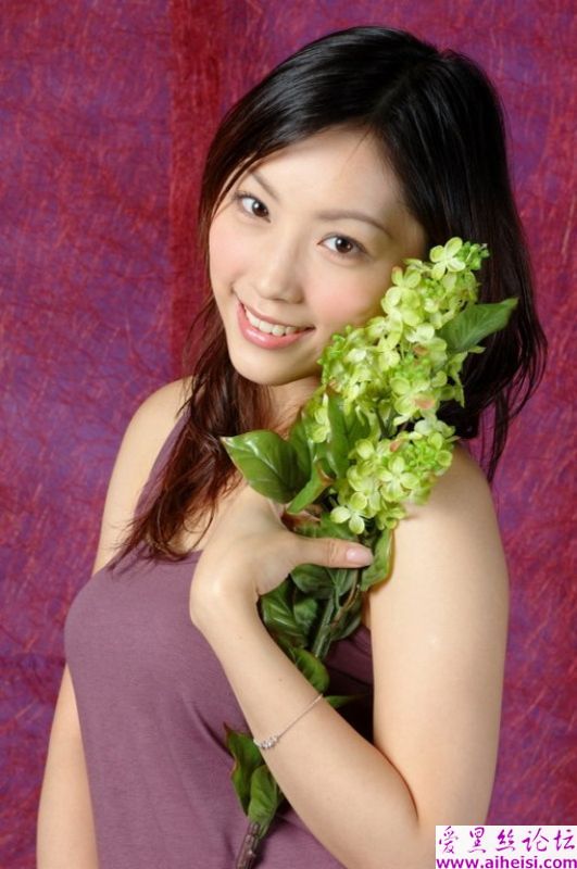 用相机纪录下荡秋千的美丽女孩