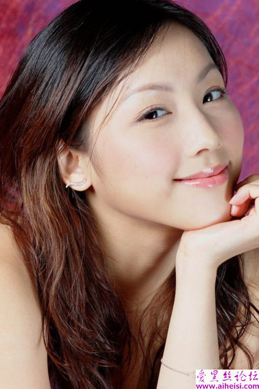 用相机纪录下荡秋千的美丽女孩
