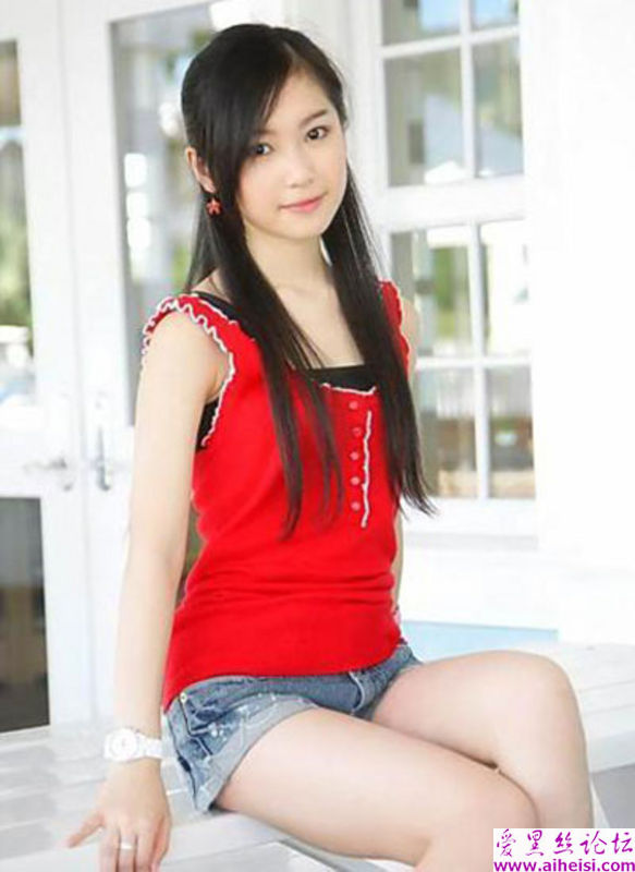 端庄美丽的城市女生照片