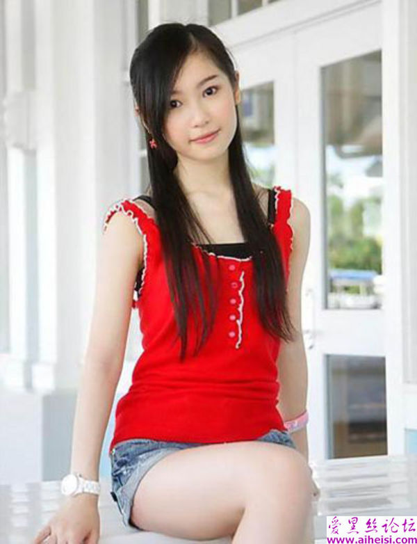 端庄美丽的城市女生照片