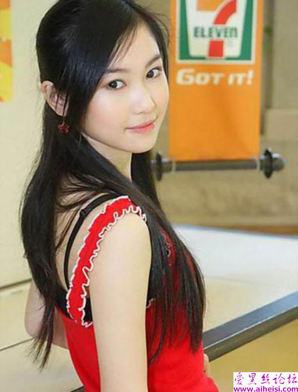 端庄美丽的城市女生照片