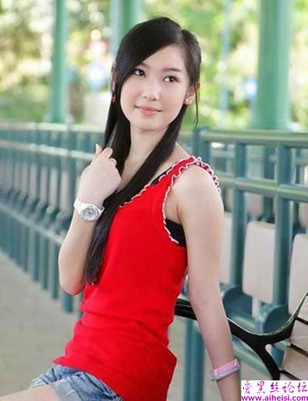 端庄美丽的城市女生照片