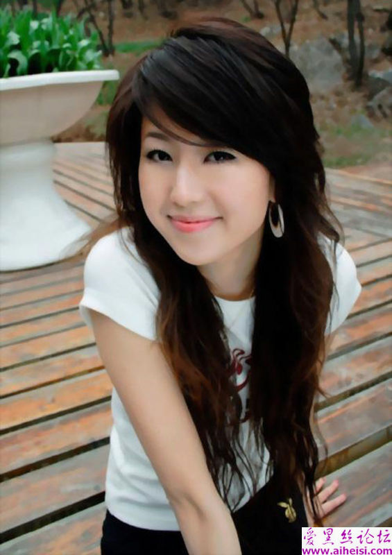 笑容甜蜜的美女郊外照片