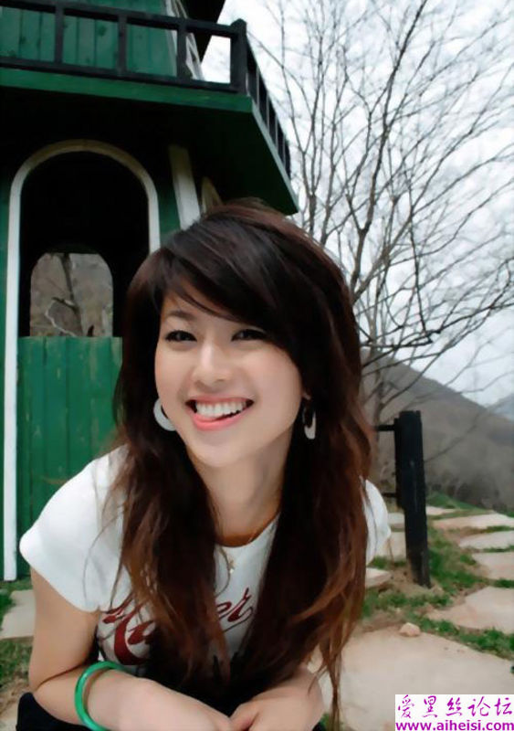 笑容甜蜜的美女郊外照片