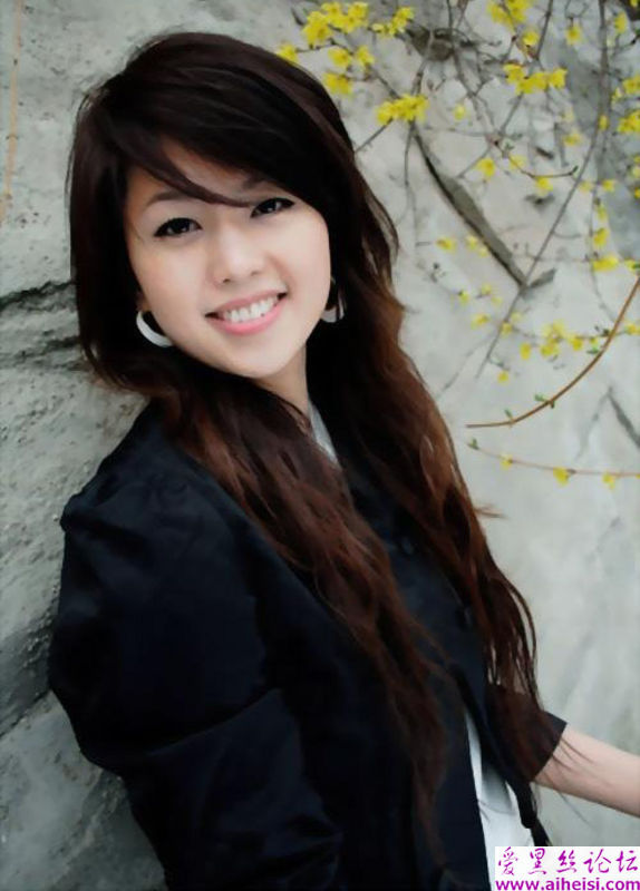 笑容甜蜜的美女郊外照片