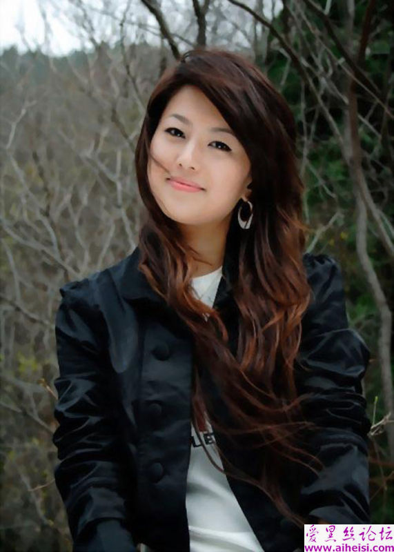 笑容甜蜜的美女郊外照片