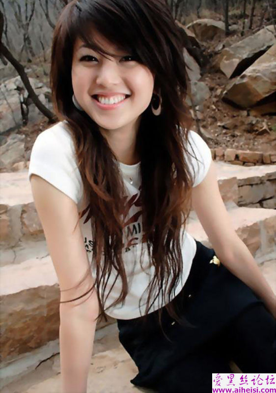 笑容甜蜜的美女郊外照片